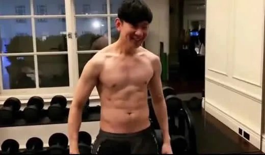 林俊杰秀腹肌什么情况：照片曝光这是个什么梗？