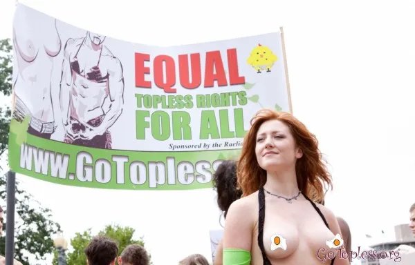 纽约“坦胸日”女性坦胸露乳游行 引众人围观！