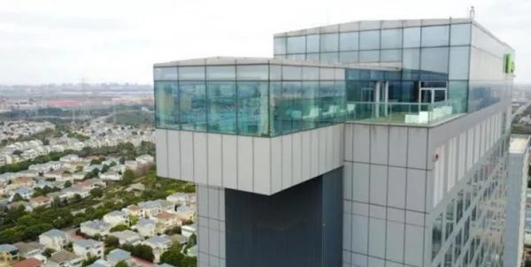 上海现悬空泳池是怎么回事？