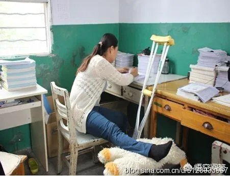 河南女教师肩扛输液杆上课走红,你怎么看?