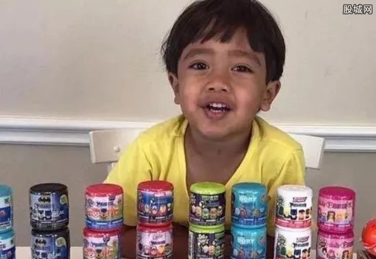男孩直播玩玩具 6岁男孩年收入千万美元
