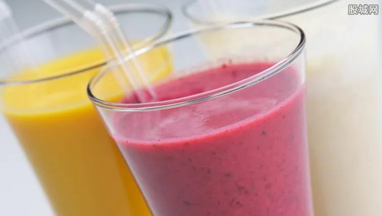 网红饮品内幕曝光 排长队买的新鲜饮品竟脏到这种程度