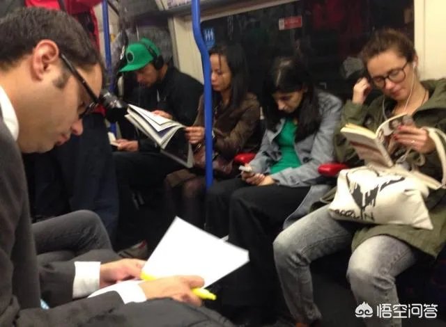 如何看待“莫斯科人地铁读书照引中国网友嘲讽,都是因为没wifi”?