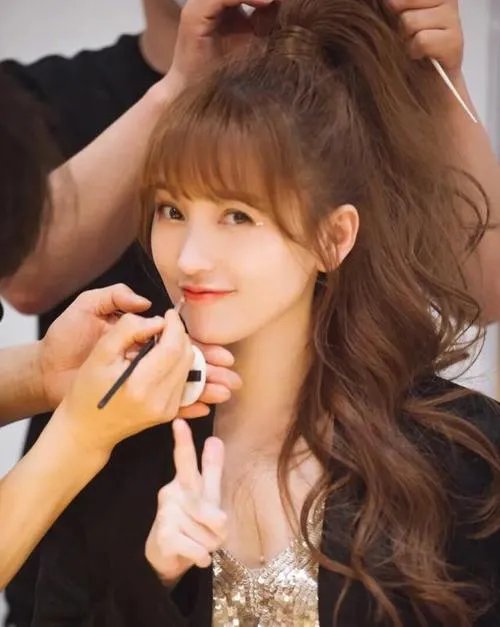 金莎晒自拍被大家说美颜用的太过,她的自拍照有什么不对的地方?