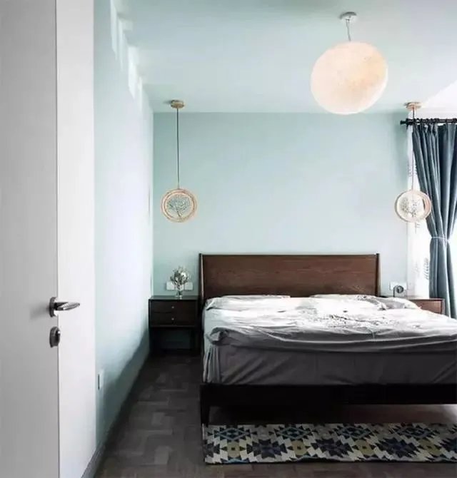 80后尝试时尚混搭风，森林绿背景墙太美了