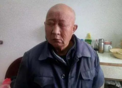 院长鞋底抽打老人被免职是真的吗？