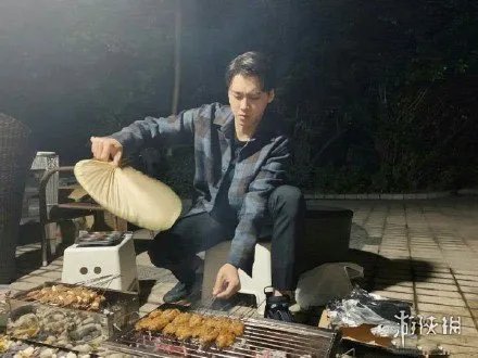 全员摆摊是什么梗 爱豆摆地摊的图片