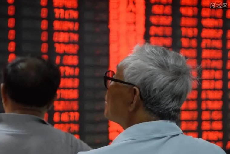 北向资金尾盘异动 短短4分钟突然净流入超过100亿