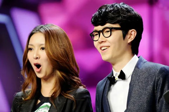 方大同薛凯琪快乐大本营同台 女方 发型甜美时尚