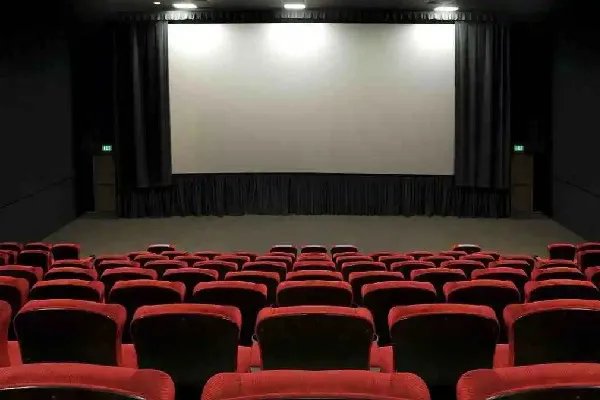 全国单日票房一度超4000万 电影院可以自己带吃的进去吗