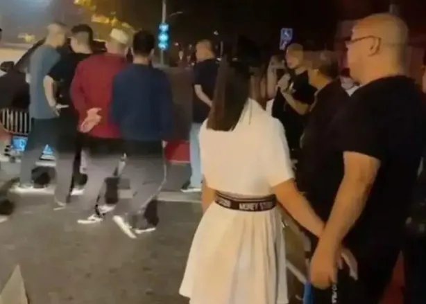 女子撞车想私了撒娇说：什么都可以，对此你怎么看？