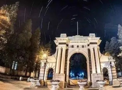 清华学生边骑车边用电脑，这么做是否会导致危险？