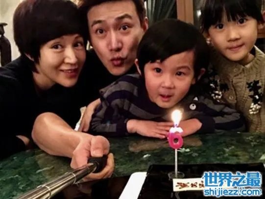 陆毅鲍蕾一家四口照片曝光，一家四口全是大长腿 