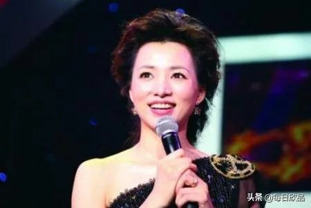 董卿为什么被央视解雇了？