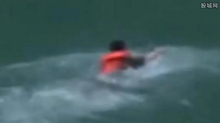 消防员水库捞女尸 女尸突睁眼吓人一大跳