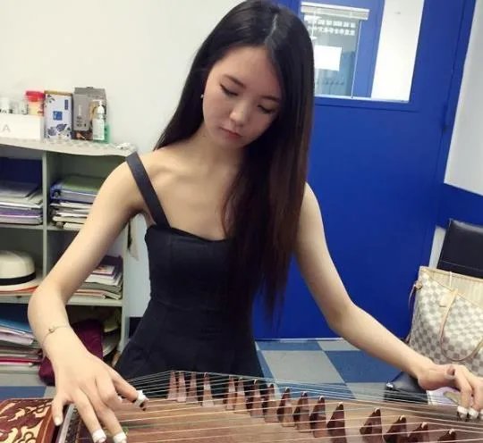 95后萌妹佛系暑假：林舟瑾长相清纯身材好（图）