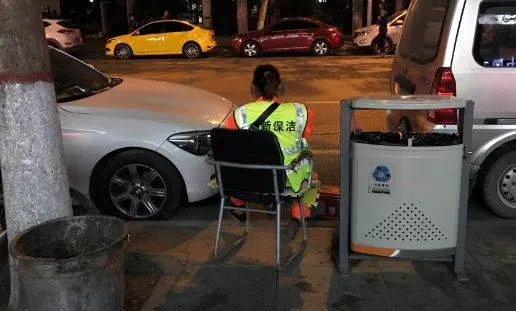 西安保洁员因烟头没捡干净被罚半个月工资了吗？