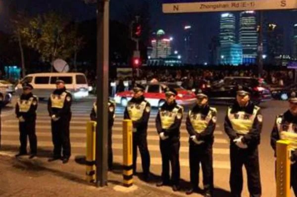 上海外滩现拉链式人墙，究竟是怎么回事？