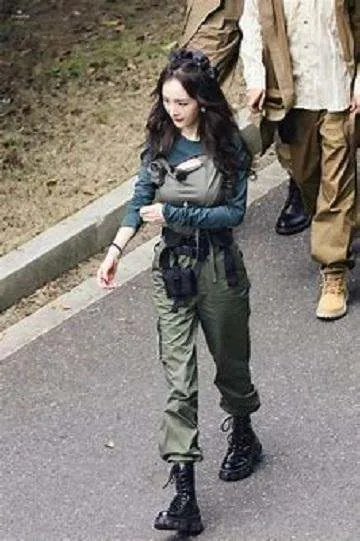 杨幂受伤后首次现身，戴着墨镜用纱布缠着眼角，她的状态如何？