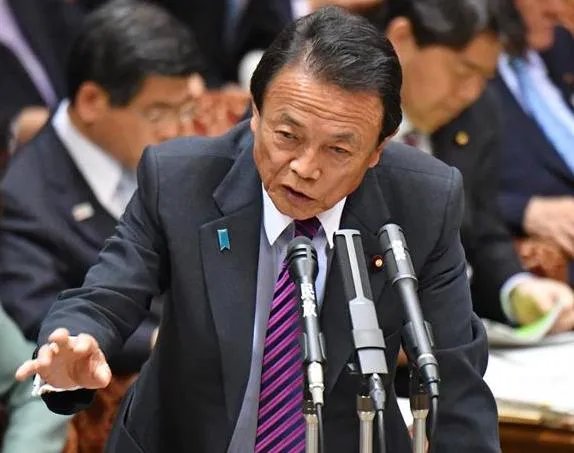 如何看待日本副首相把亚投行比作“高利贷”一事？