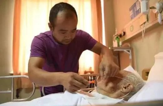 浙江台州一男子撞倒散步老人，撂下工作悉心照顾20多天，你怎么看？