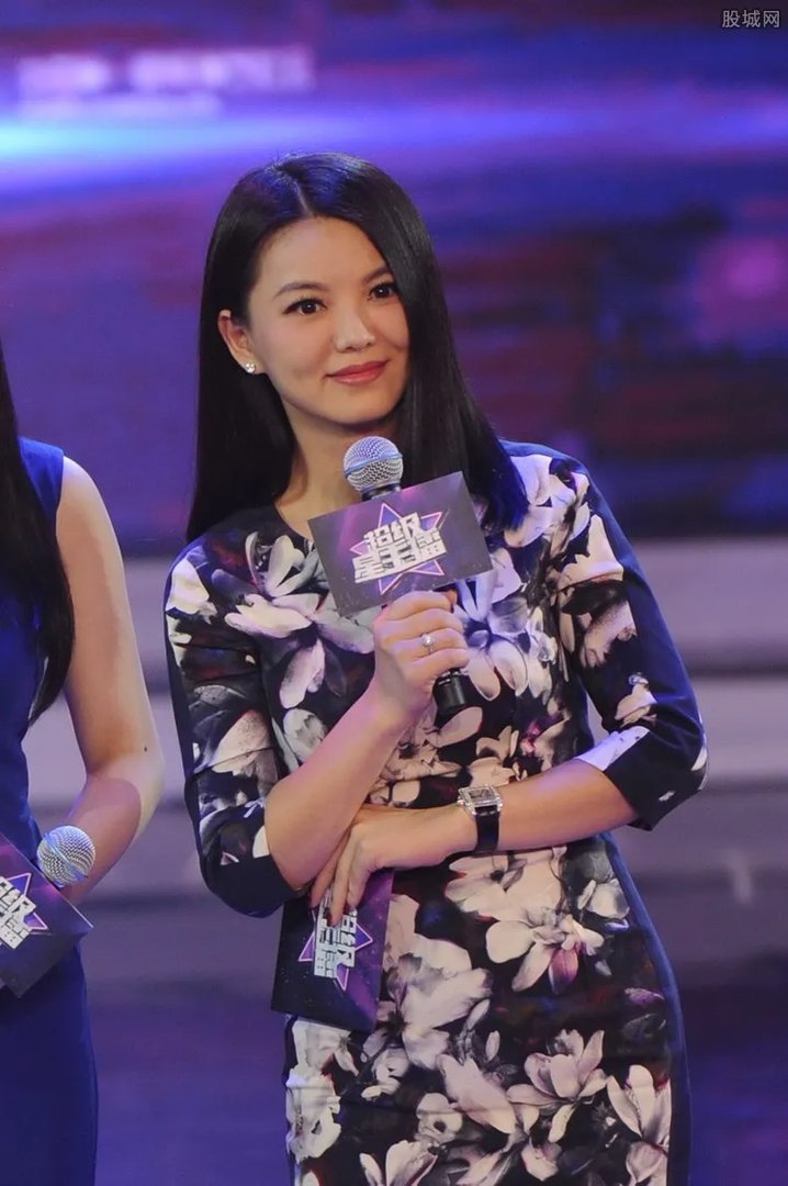 李湘变低调背千元包包 李湘一个月开支超60万