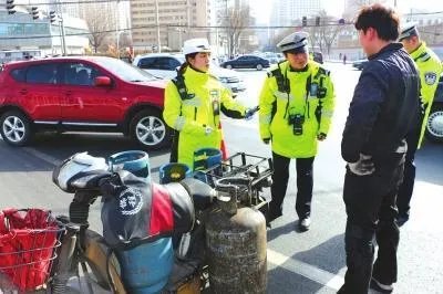 泸州一无证摩托司机遇查拒检撞翻交警,不顾摔倒在地妻儿拔腿就跑,你怎么看?