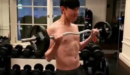 林俊杰秀腹肌什么情况：照片曝光这是个什么梗？