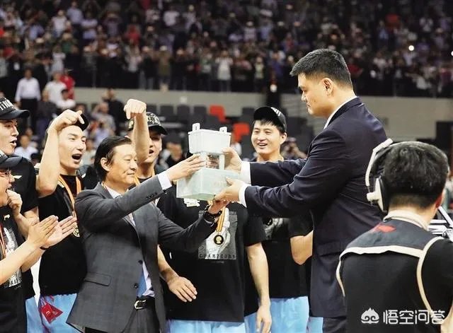 新疆队在一个月前辟谣李秋平离任，现在又官宣李秋平离任，这是为什么？