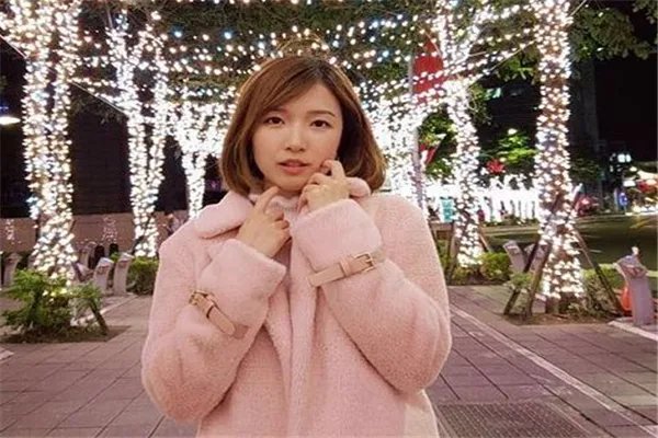 李泽楷新欢晒做美容照片，哪些细节证明了她与阔太无异？