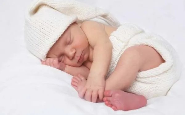 医生表示婴儿长时间大哭会导致大脑损伤,婴儿哭闹的时候应该怎么哄?