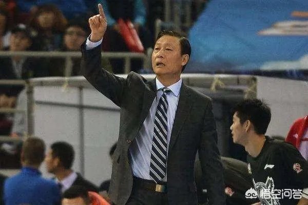 新疆队在一个月前辟谣李秋平离任，现在又官宣李秋平离任，这是为什么？