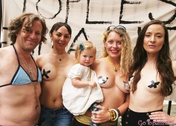 纽约“坦胸日”女性坦胸露乳游行 引众人围观！