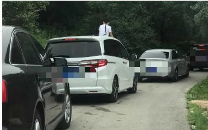 八达岭动物园儿童探身出车你该不该对自己负责？