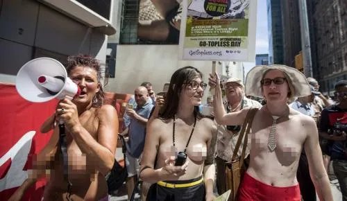 纽约“坦胸日”女性坦胸露乳游行 引众人围观！