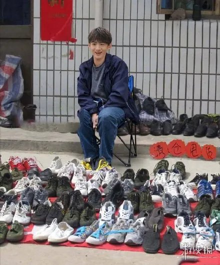 全员摆摊是什么梗 爱豆摆地摊的图片