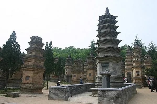 少林寺多座石碑被游客摸出包浆,这就是“万物皆可盘”吗?