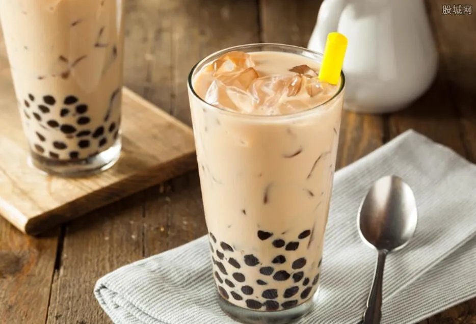 重庆商家推出火锅奶茶 消费者纷纷前来尝鲜打卡