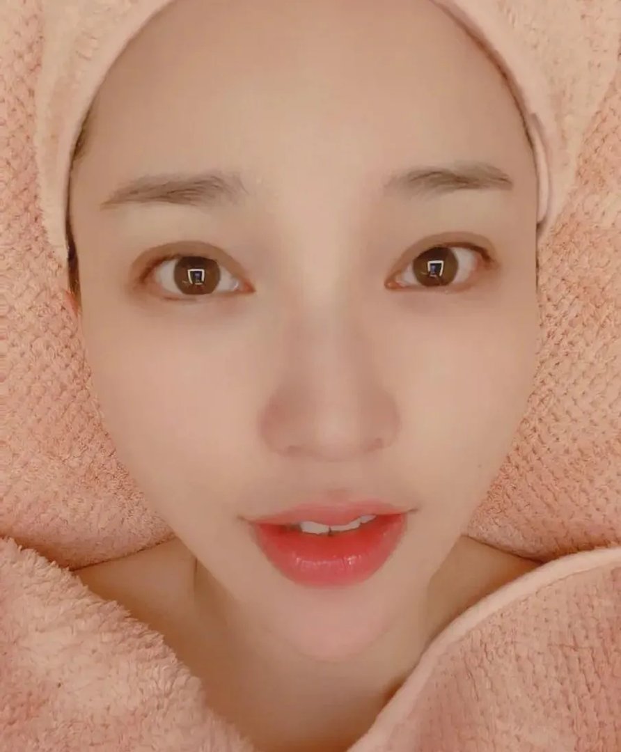 金莎晒自拍被大家说美颜用的太过,她的自拍照有什么不对的地方?