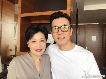 李咏老婆哈文的简介婚史 李咏和哈文的爱情 李咏怎么追求哈文的