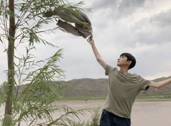 王源土味游客照，是不是像极了爸爸妈妈的朋友圈？