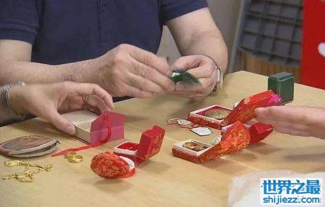 垃圾分类分出首饰,苦寻三年的首饰扔垃圾找到了