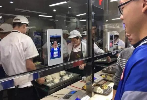 高中推刷脸吃饭是什么意思?