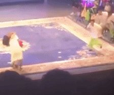 赵本山遭粉丝强抱详情过程：猝不及防（动态画面）