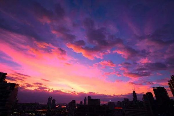 大理洱海上空出现绝美七彩祥云，美景对我们有何意义？