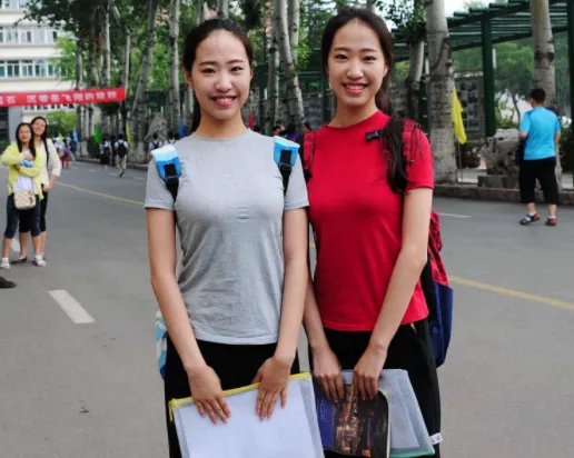 重庆一女生考完第一个飞奔出校,当时她是什么心情?