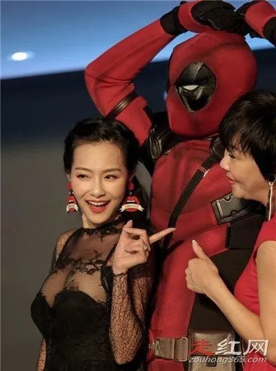 王思佳衣服滑落走光怎么回事 还笑容面目的接受拍照