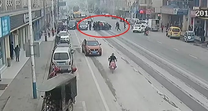 男孩被卷越野车底后路人合力抬车营救，如何有效的教育孩子交通安全？