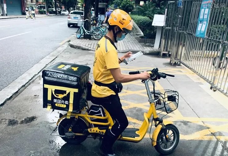 高校外卖堆积外卖员称月入两三万 网友：转行去做外卖