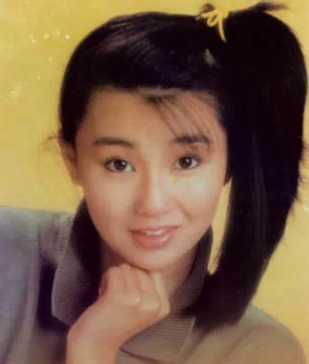 54岁张曼玉逛地摊：张曼玉现状与昔日魅力回顾